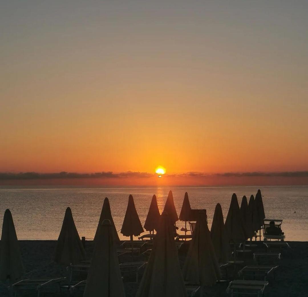 La Casetta Sulla Spiaggia Ла-Калетта Экстерьер фото